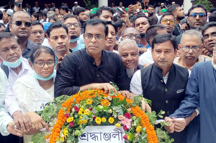 টুঙ্গিপাড়ায় বঙ্গবন্ধুর সমাধিতে না:গঞ্জ জেলা আইনজীবী সমিতির শ্রদ্ধা