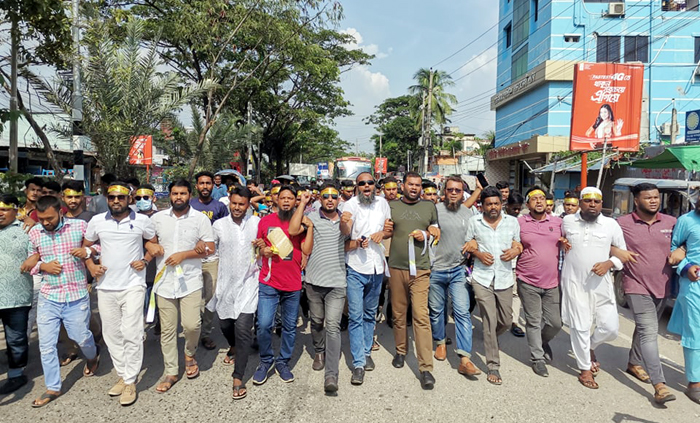 চাষাঢ়ার সমাবেশে সিদ্ধিরগঞ্জ থানা যুবদলের মিছিল নিয়ে যোগদান