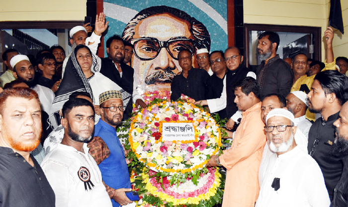 জাতীয় শোক দিবসে বঙ্গবন্ধুর প্রতিকৃতিতে জেলা আওয়ামীলীগের শ্রদ্ধা