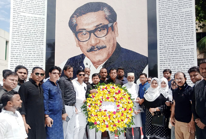 বঙ্গবন্ধুর প্রতিকৃতিতে জেলা আইনজীবী সমিতির শ্রদ্ধা