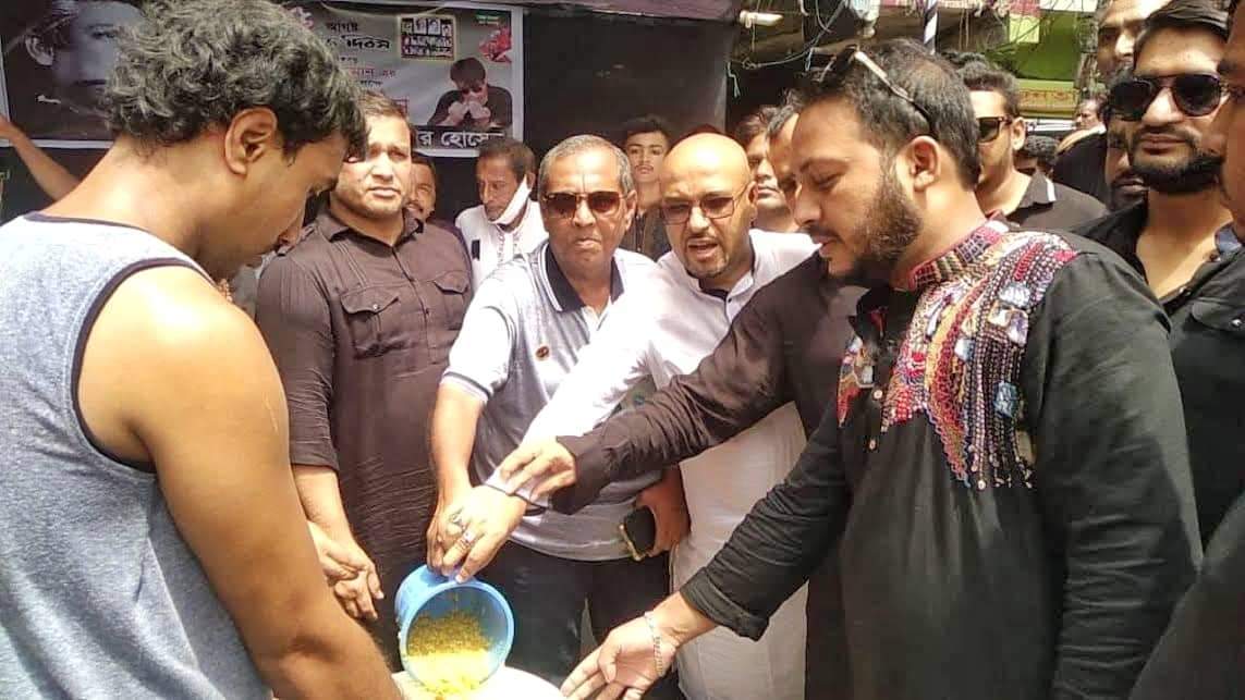 আজমেরী ওসমানের পক্ষে মনিরের দোয়া ও নেওয়াজ বিতরণ