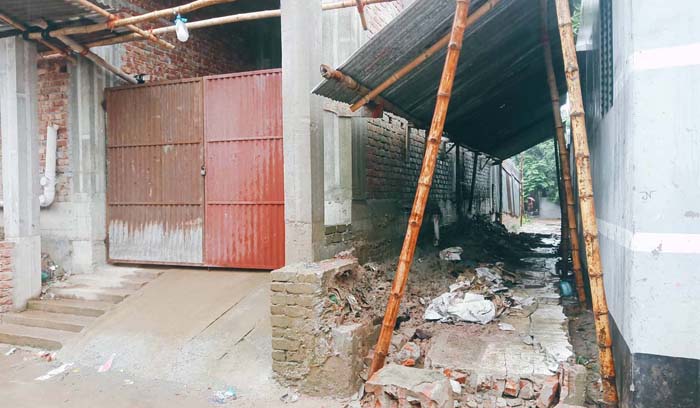 বৃষ্টিতে ফতুল্লায় দেয়াল ধ্বস, আতঙ্কে এলাকাবাসী