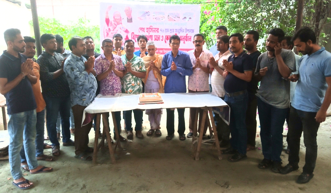 প্রধানমন্ত্রীর জন্মদিনে জেলা পূজা পরিষদের প্রার্থনা সভা ও কেক কাটা