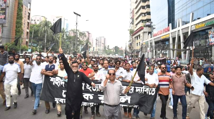 পল্টনের সমাবেশে মহানগর যুবদলের কালো পতাকা মিছিল