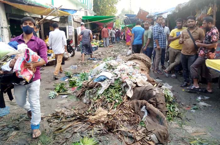 বাজারের ময়লা ফেলা হচ্ছে সড়কে, চলাচলে ভোগান্তি