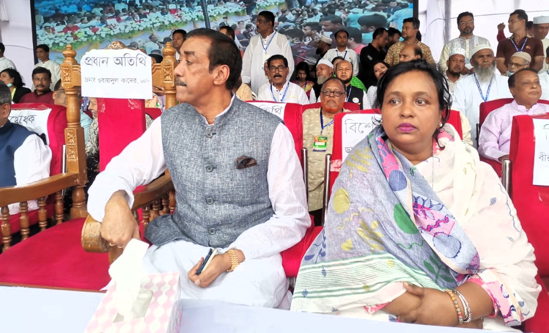 পাশাপাশি বসলেন কিন্তু কথা বললেন না!