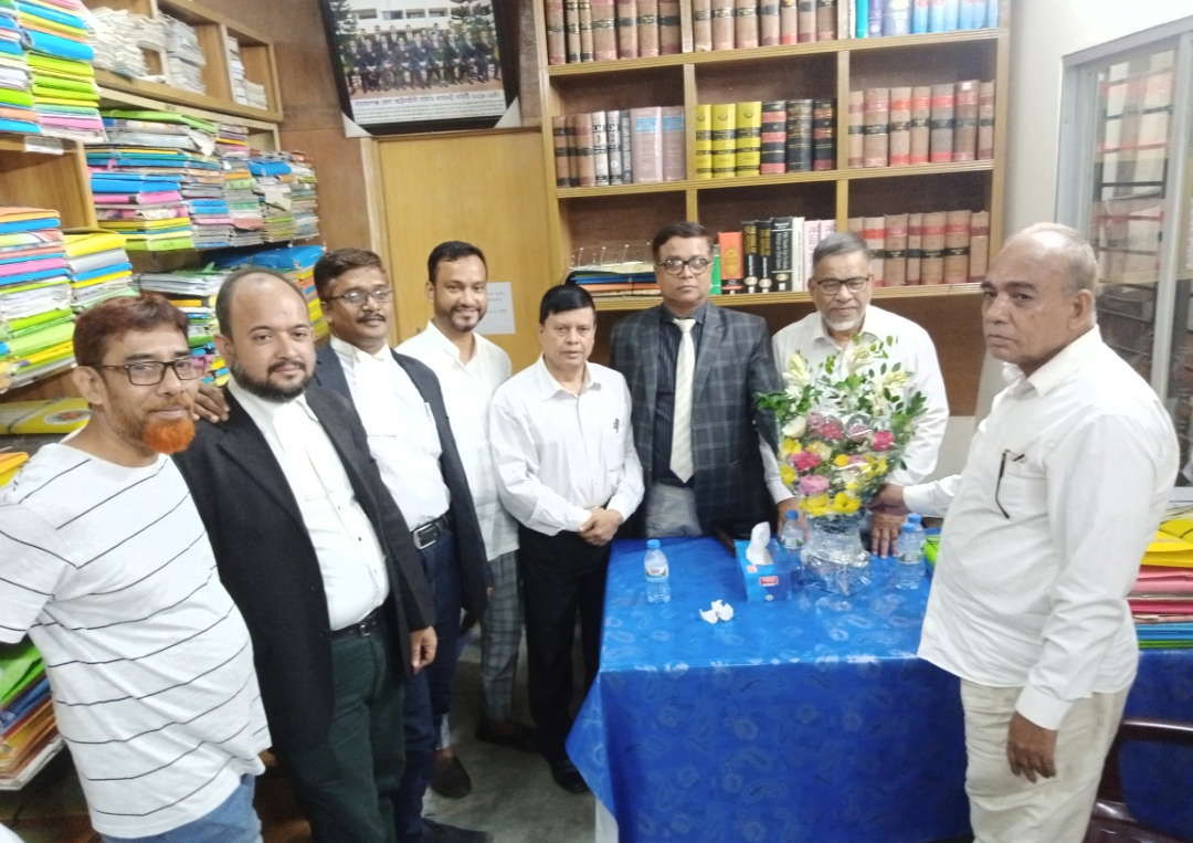 মহানগর বিএনপি’র তিন আইনজীবী নেতাকে ফুল দিয়ে শুভেচ্ছা জানিয়েছেন এডভোকেট আব্দুল বাতেন