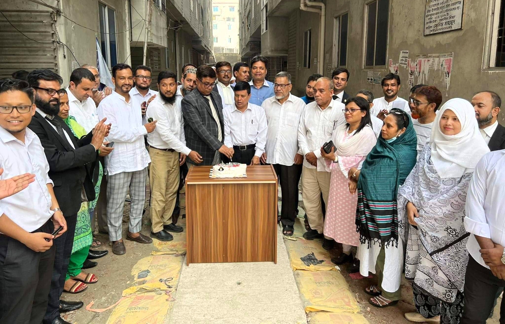 কেক কেটে প্রতিষ্ঠাবার্ষিকী পালন করলো জাতীয়তাবাদী আইনজীবী ফোরাম