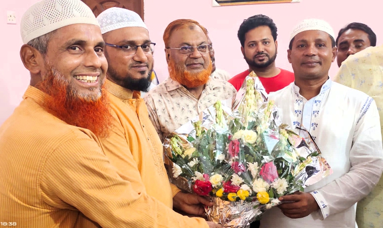 জেলা বিএনপির আহবায়ক গিয়াসউদ্দিনকে সাদীপুর ইউনিয়ন বিএনপি’র ফুলেল শুভেচ্ছা