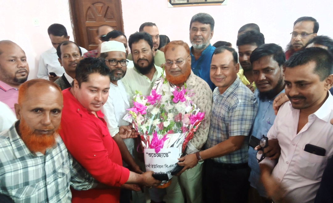জেলা বিএনপির আহবায়ক গিয়াসউদ্দিনকে সনমান্দি ইউনিয়ন বিএনপি’র ফুলেল শুভেচ্ছা