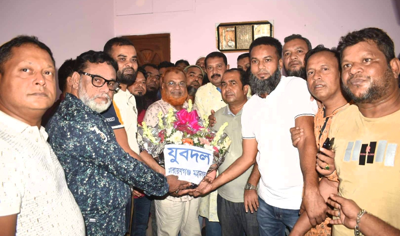 জেলা বিএনপি’র আহ্বায়ক গিয়াসউদ্দিনকে মহানগর যুবদলের ফুলেল শুভেচ্ছা