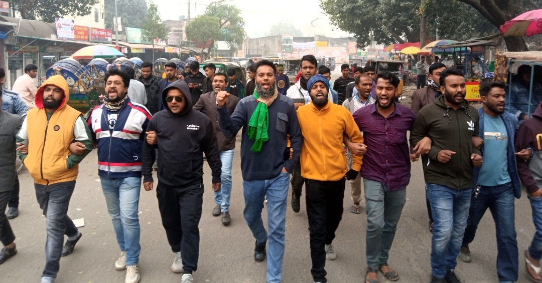 সহিদুল ও আরাফাতের নেতৃত্বে সিদ্ধিরগঞ্জ থানা যুবদলের বিক্ষোভ