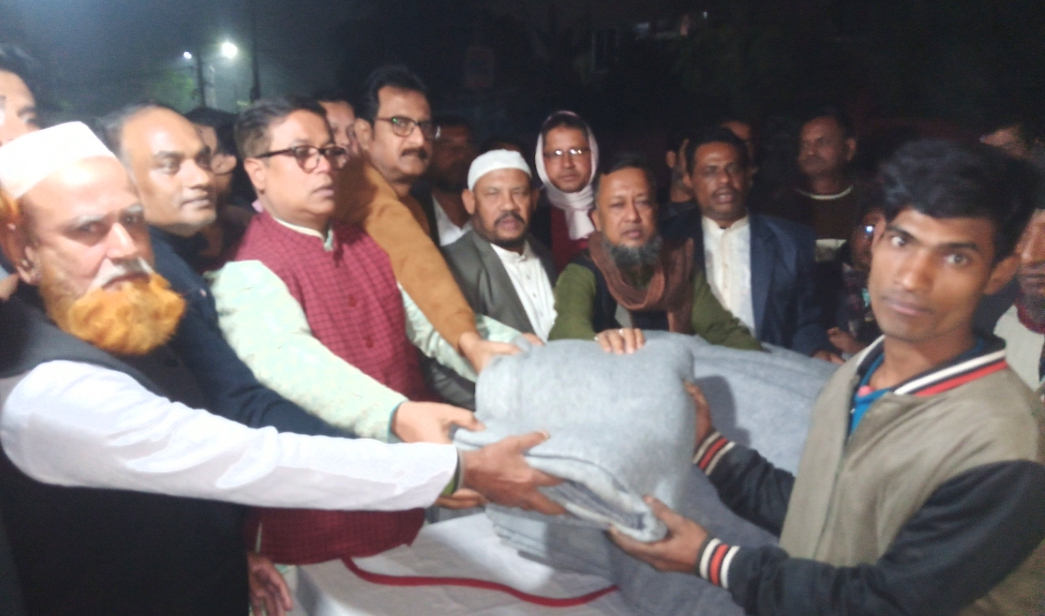 মহানগর বিএনপির উদ্যোগে বন্দরে শীতবস্ত বিতরণ