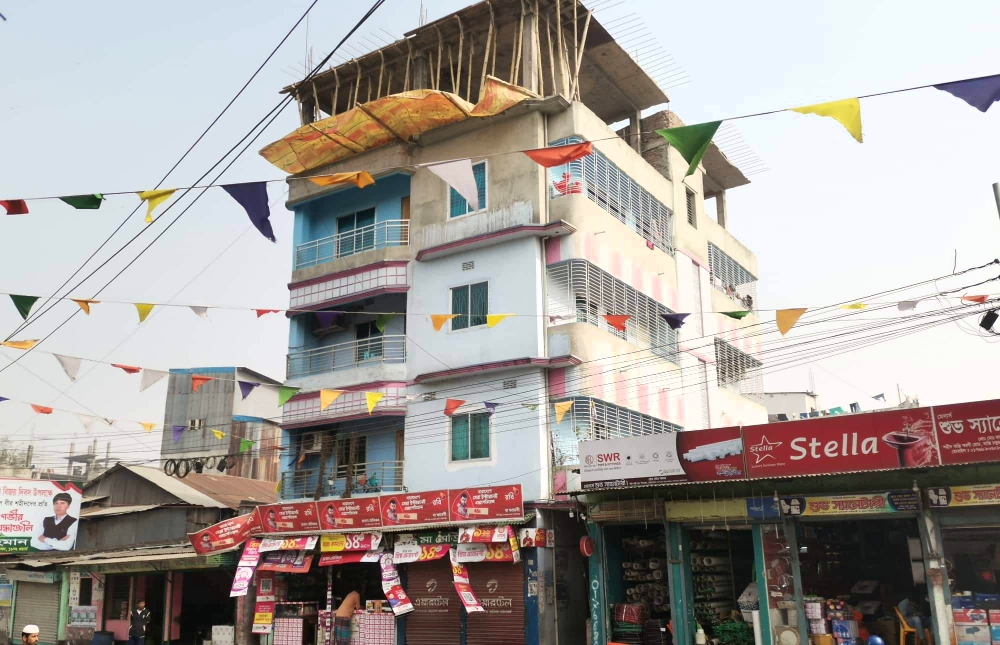 শহরের বাপ্পি চত্বরে অনুমোদনহীন বহুতল ভবন নির্মাণ, আতঙ্কে এলাকাবাসী