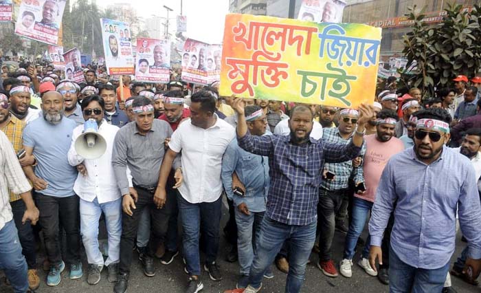 ঢাকার বিভাগীয় সমাবেশে নারায়ণগঞ্জ জেলা যুবদলের বিশাল মিছিল