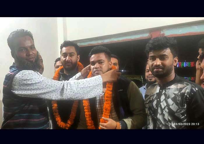 মহানগর ছাত্রদলের সভাপতি সেক্রেটারিকে ফুলের মালা দিয়ে বরণ করে নিলেন সহিদুল