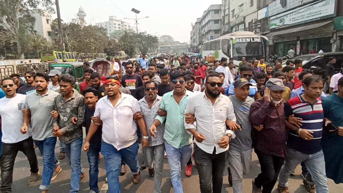 ঢাকার বিক্ষোভ সমাবেশে কাশিপুর ইউনিয়ন যুবদলের মিছিল নিয়ে যোগদান