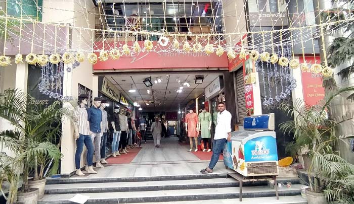 নারায়ণগঞ্জে এখনো জমে উঠেনি ঈদের কেনাকাটা