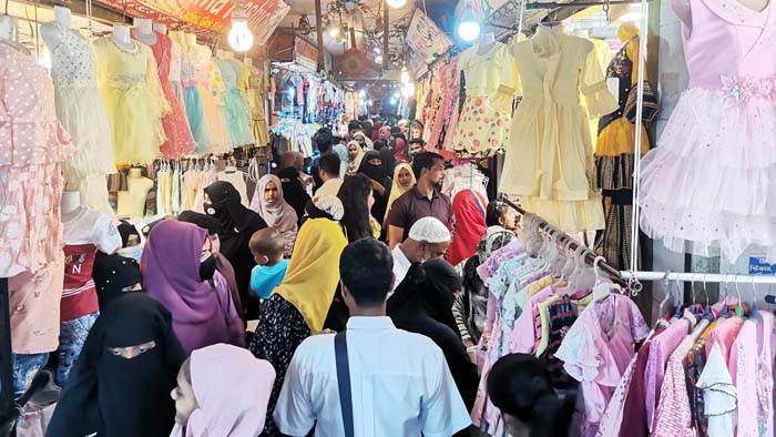 না:গঞ্জে ঈদ ও বৈশাখের কেনাকাটায় উপচে পড়া ভিড়