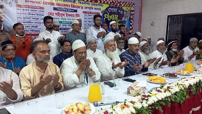 ফতুল্লা থানা বিএনপির ইফতার মাহফিলে খালেদা জিয়ার রোগমুক্তি কামনায় দোয়া