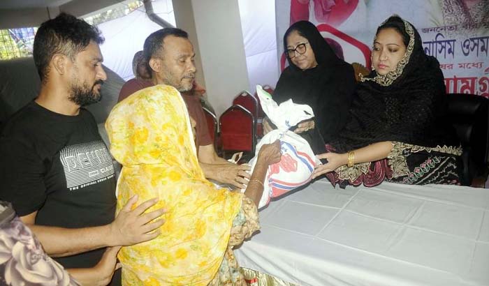 আজমেরীকে নিয়ে দুস্থদের পাশে থাকার চেষ্টা করি: পারভীন ওসমান