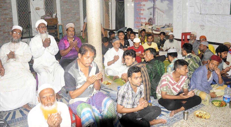 ১৭ নং ওয়ার্ডে আজমেরী ওসমানের পক্ষে সজীবের দোয়া ও ইফতার মাহফিল 