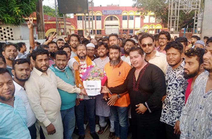 কারামুক্ত স্বপনকে ফুল দিয়ে বরন করে নিলো জেলা যুবদল