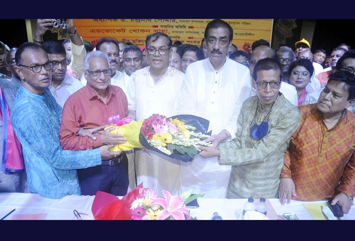 শামীম ওসমানকে ফুল দিয়ে শুভেচ্ছা জানালো পূজা পরিষদের নব-নির্বাচিত নেতৃবৃন্দ