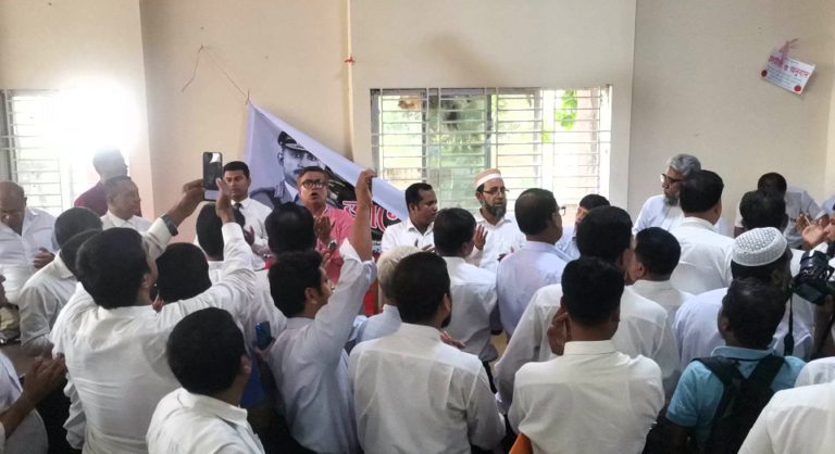 না:গঞ্জে আওয়ামী আইনজীবীদের হামলায় বিএনপির অনুষ্ঠান পন্ড, হট্টগোল হাতাহাতি