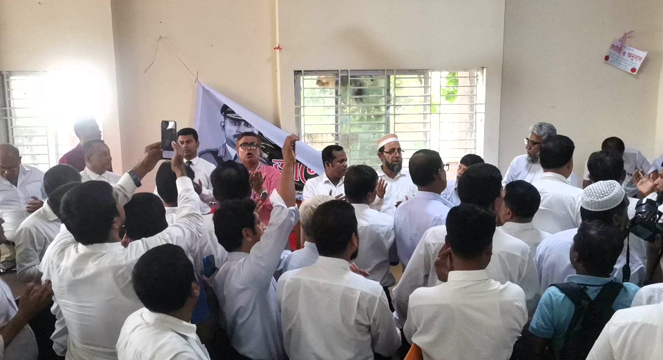 না:গঞ্জে আওয়ামী আইনজীবীদের হামলায় বিএনপির অনুষ্ঠান পন্ড, হট্টগোল হাতাহাতি