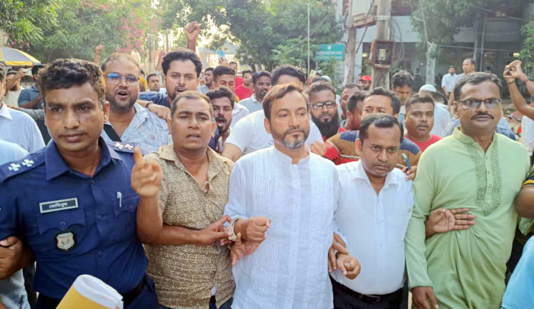 আনোয়ার প্রধানকে প্রধান আসামি করে সিদ্ধিরগঞ্জ থানায় মামলা