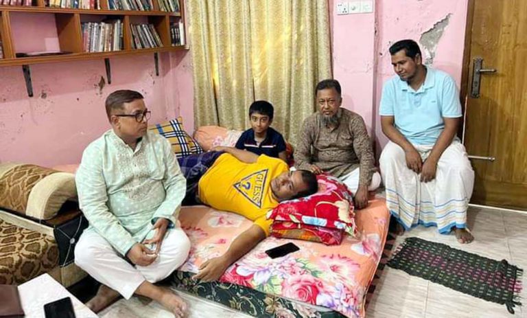 অসুস্থ্য সাগর প্রধানের শয্যাপাশে সাখাওয়াত-টিপু
