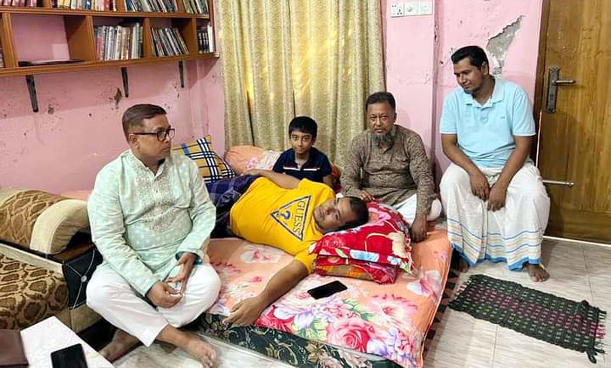 অসুস্থ্য সাগর প্রধানের শয্যাপাশে সাখাওয়াত-টিপু