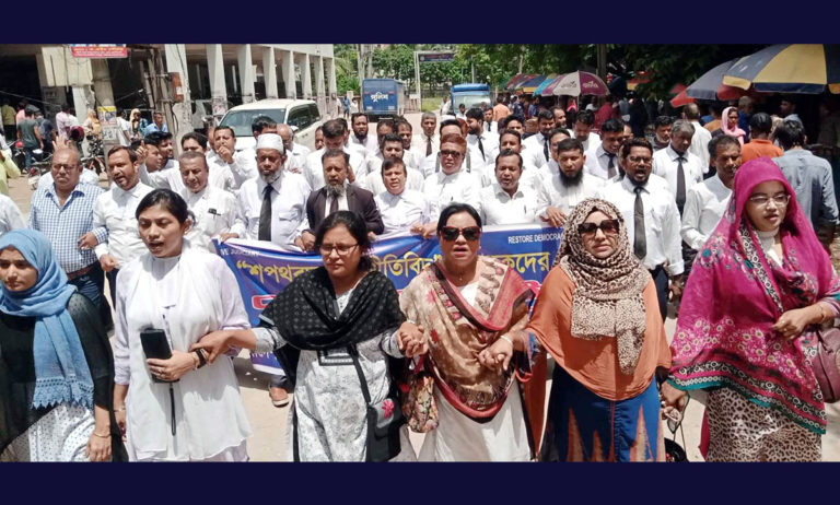 নারায়ণগঞ্জের আদালত পাড়ায় আইনজীবী ফোরামের বিক্ষোভ 