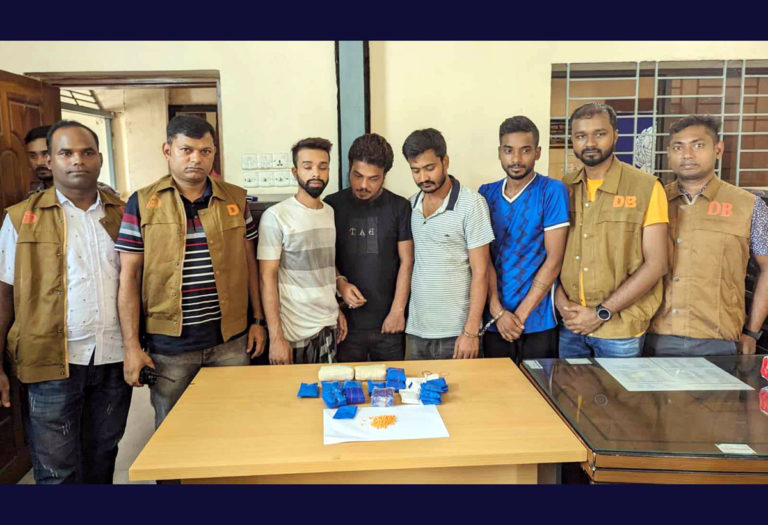 ডিবির অভিযানে ১১ হাজার ইয়াবাসহ ৪ মাদক ব্যবসায়ী আটক