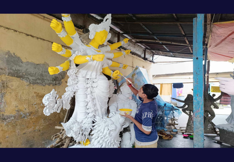 দূর্গোৎসবের প্রতিমা তৈরীতে ব্যস্ত না:গঞ্জের মৃৎশিল্পিরা