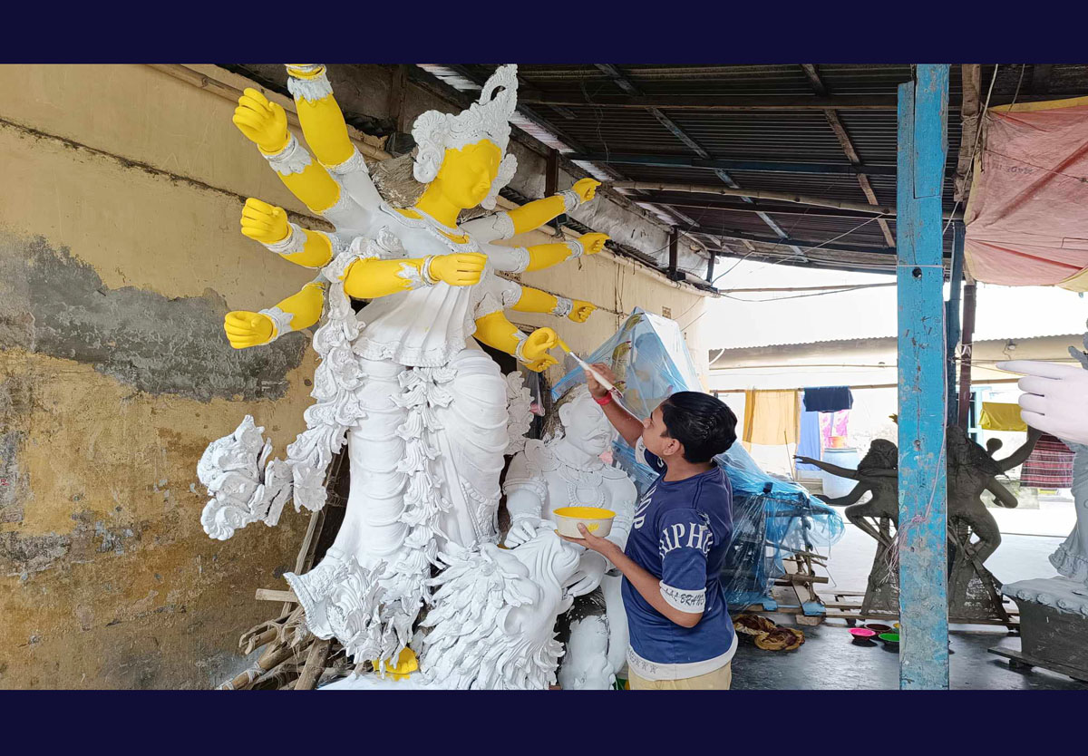 দূর্গোৎসবের প্রতিমা তৈরীতে ব্যস্ত না:গঞ্জের মৃৎশিল্পিরা