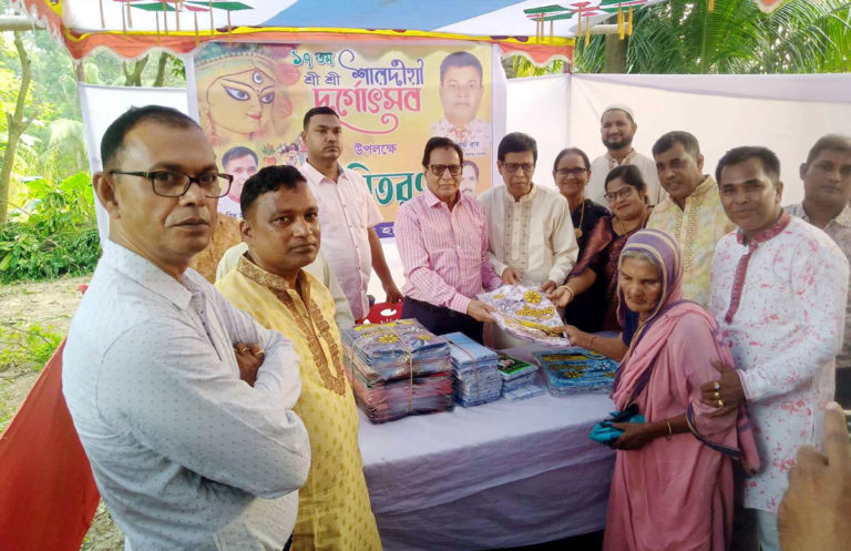 বন্দরে পূজা পরিষদের বস্ত্র বিতরণ