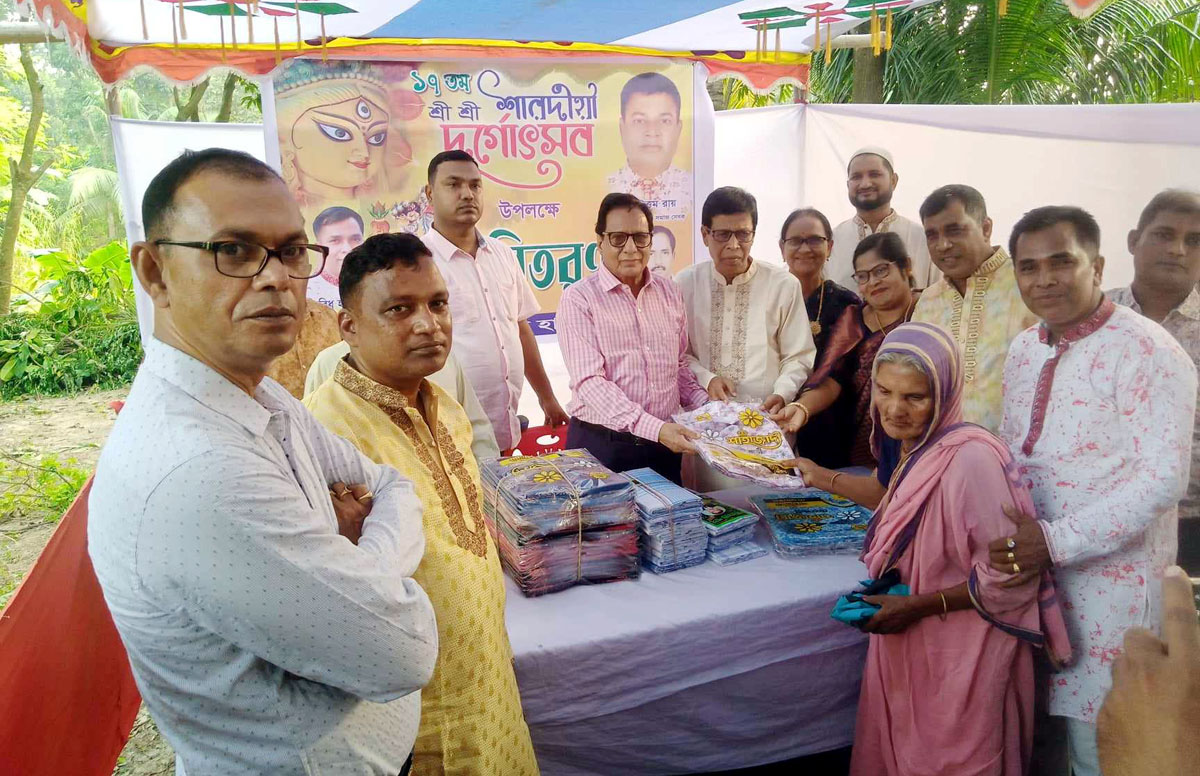 বন্দরে পূজা পরিষদের বস্ত্র বিতরণ