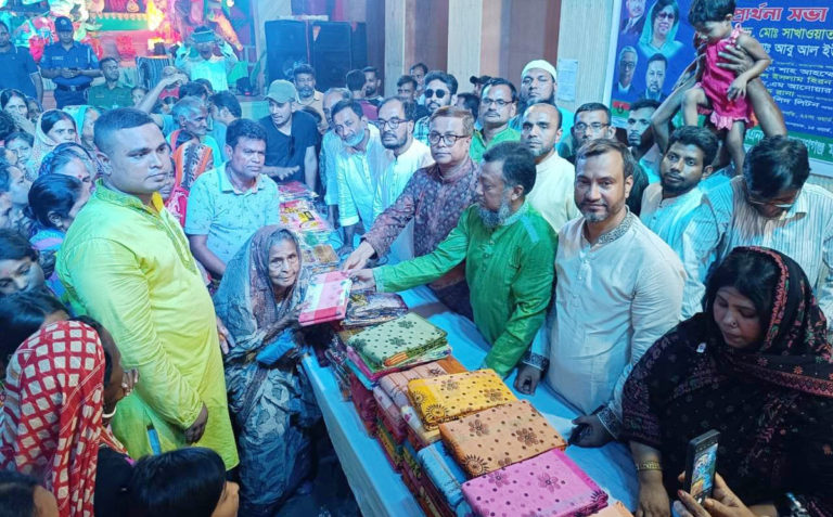 শারদীয় দুর্গোৎসবে মহানগর বিএনপির বস্ত্র বিতরণ