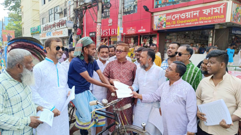 না:গঞ্জে সম্মিলিত পেশাজীবী পরিষদের লিফলেট বিতরণ