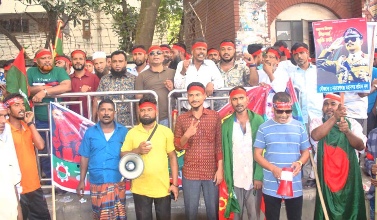 ঢাকার জনসমাবেশে শিবুমার্কেট পরিবহন শ্রমিক দলের মিছিল