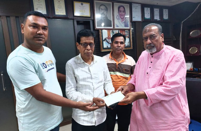 ঘোষণার পরদিনই ১০ লাখ টাকার চেক প্রদান করলেন সেলিম ওসমান