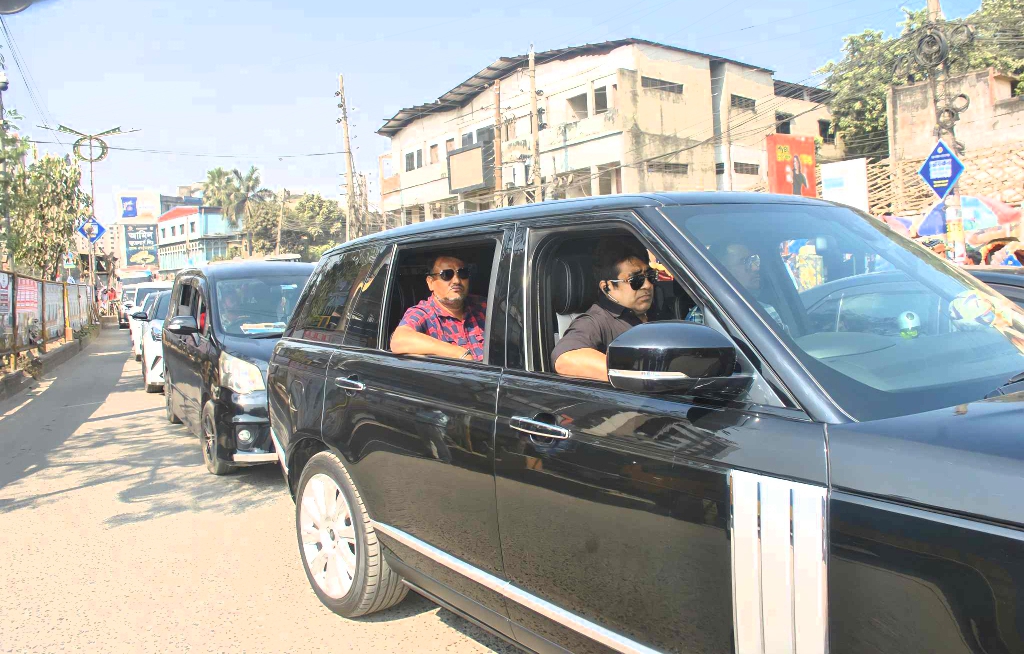 বিএনপির নৈরাজ্য প্রতিরোধে রাজপথে আজমেরী ওসমান