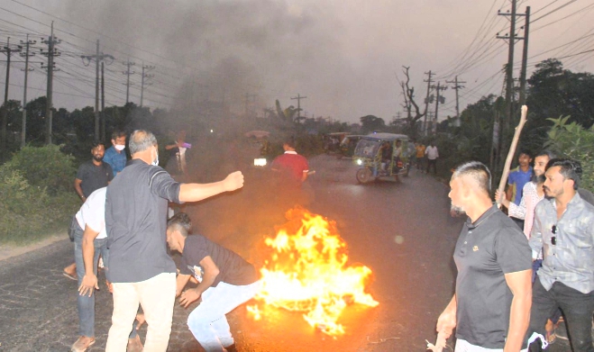 এশিয়ান হাইওয়েতে টায়ার জ্বালিয়ে স্বপনের নেতৃত্বে সড়ক অবরোধ