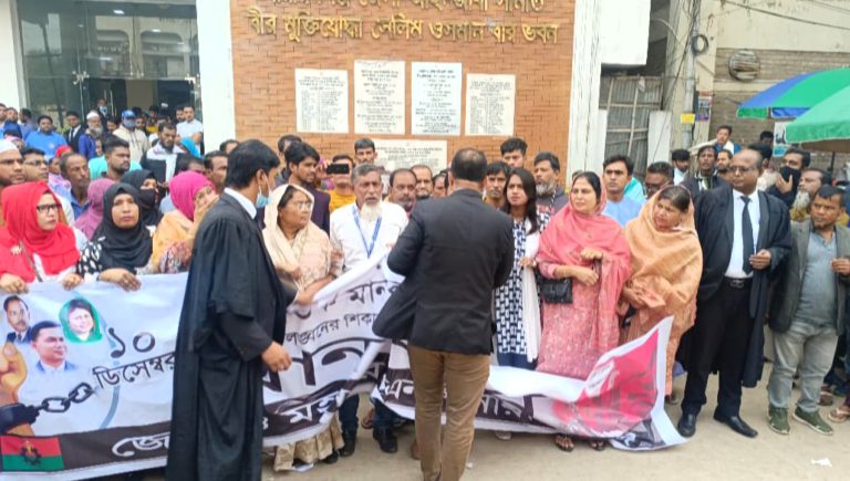 না:গঞ্জে আওয়ামী আইনজীবীদের বাঁধায় বিএনপির মানববন্ধন পন্ড