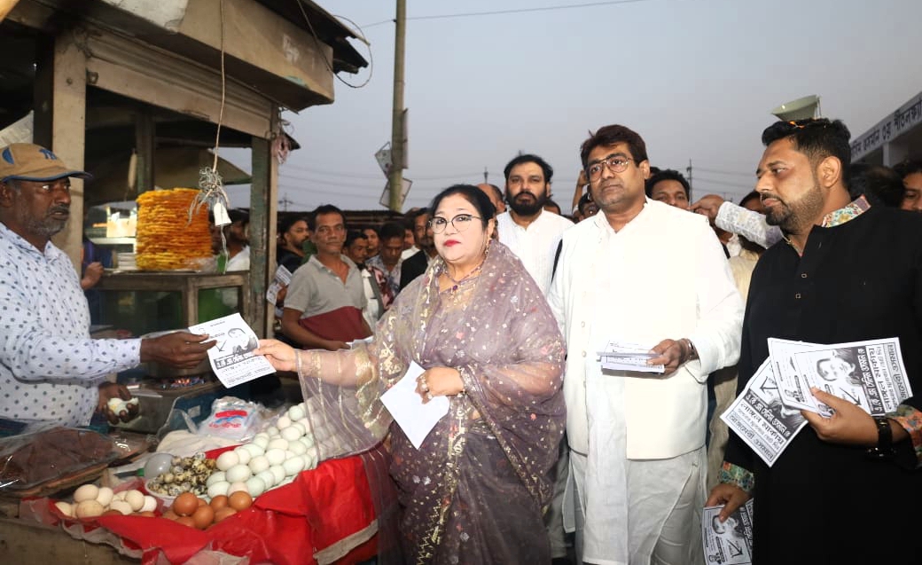বন্দরে লাঙ্গলের পক্ষে পারভিন ওসমান ও আজমেরী ওসমানের গণসংযোগ