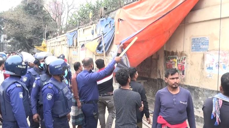 শহরের মীর জুমলা সড়কের অবৈধ স্থাপনা উচ্ছেদ