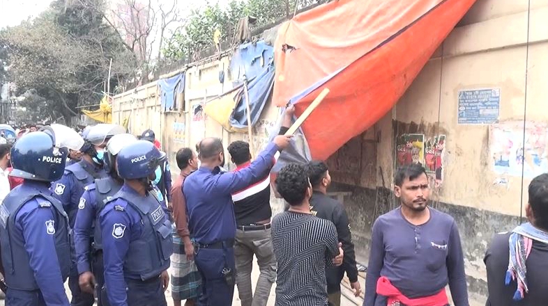 শহরের মীর জুমলা সড়কের অবৈধ স্থাপনা উচ্ছেদ