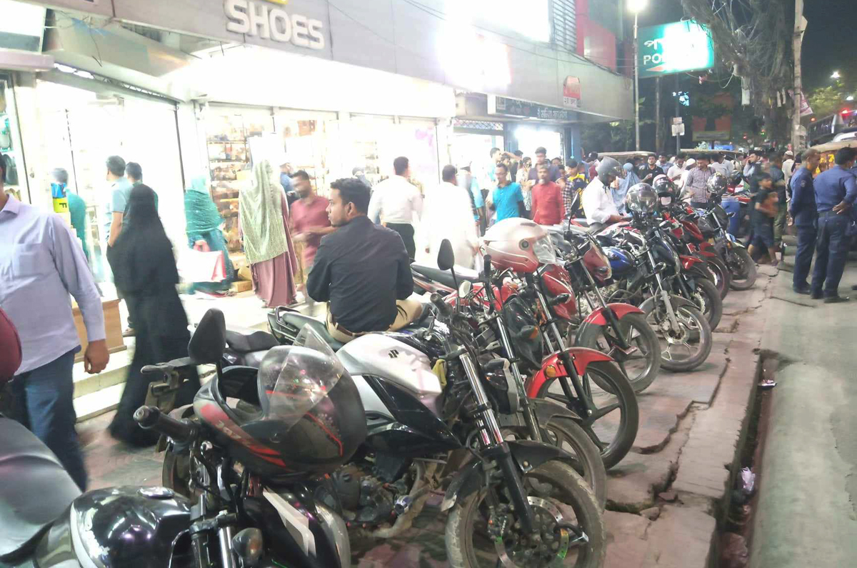 চাষাঢ়ায় মোটর সাইকেলের দখলে পপুলারের সামনের ফুটপাত